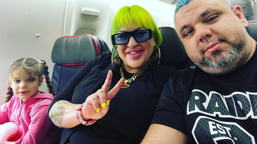 Primeras imágenes de La Diosa de Cuba junto a su familia tras aterrizar en Miami
