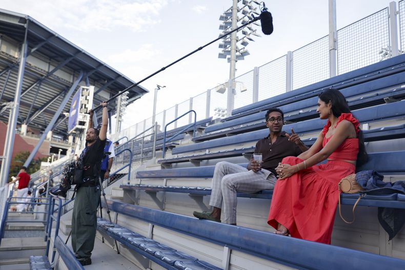 Prianca y Saad, participantes de la serie Game, Set, Matchmaker durante la filmación de un episodio en una cita en las instalaciones del US Open, el martes 19 de agosto de 2025, en Flushing, Nueva York. (Kent Edwards/USTA)