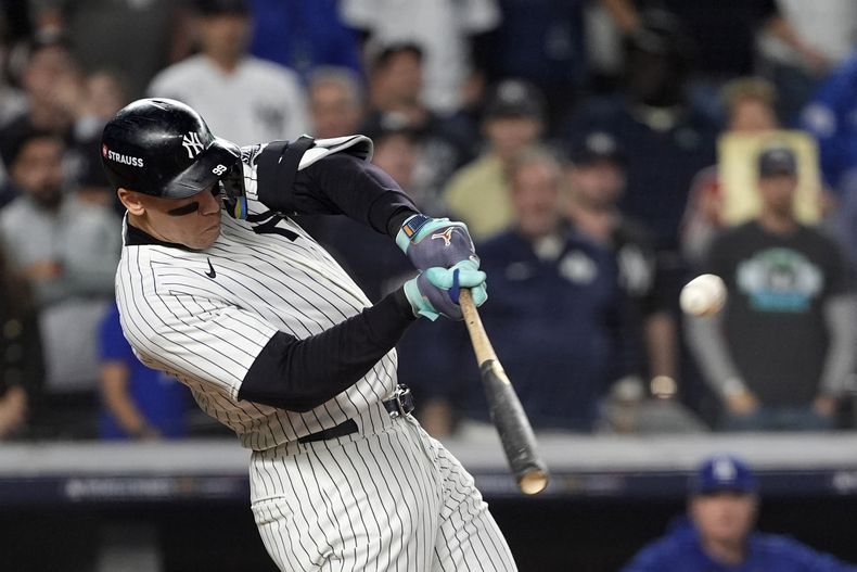 Aaron Judge, de los Yankees de Nueva York, conecta un jonrón de dos carreras contra los Dodgers de Los Ángeles durante la primera entrada del Juego 5 de la Serie Mundial de béisbol, el miércoles 30 de octubre de 2024, en Nueva York. (AP Foto/Godofredo A. Vásquez)
