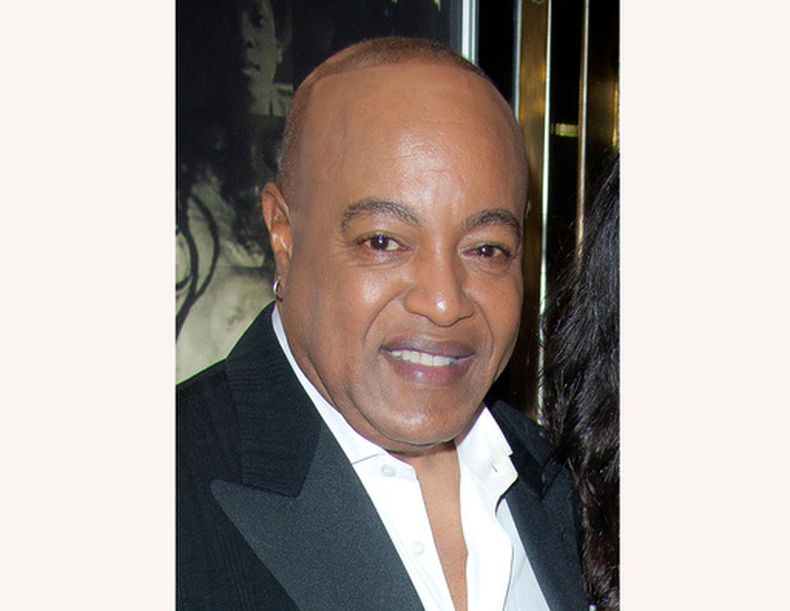 ARCHIVO - Peabo Bryson sonríe en el estreno europeo de Michael Jackson: The Life Of An Icon, en Londres, el 2 de noviembre de 2011. (Foto AP/Joel Ryan, archivo)