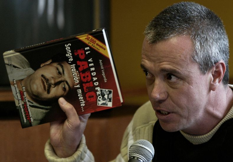 ARCHIVO - En esta foto del 27 de junio de 2006, John Jairo Vel&aacute;squez, ex jefe de sicarios del fallecido capo del narcotr&aacute;fico Pablo Escobar, rinde testimonio mientras sostiene un libro titulado &ldquo;El verdadero Pablo, sangre, traici&oacut