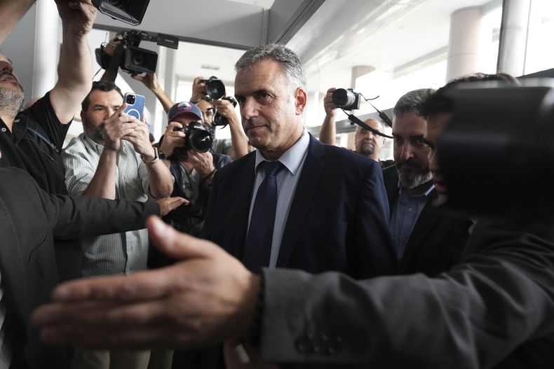 El presidente electo de Uruguay, Yamandú Orsi, llega a la casa de gobierno para reunirse con el mandatario saliente Luis Lacalle Pou, en Montevideo, Uruguay, el miércoles 27 de noviembre de 2024. (AP Foto/Matilde Campodónico)