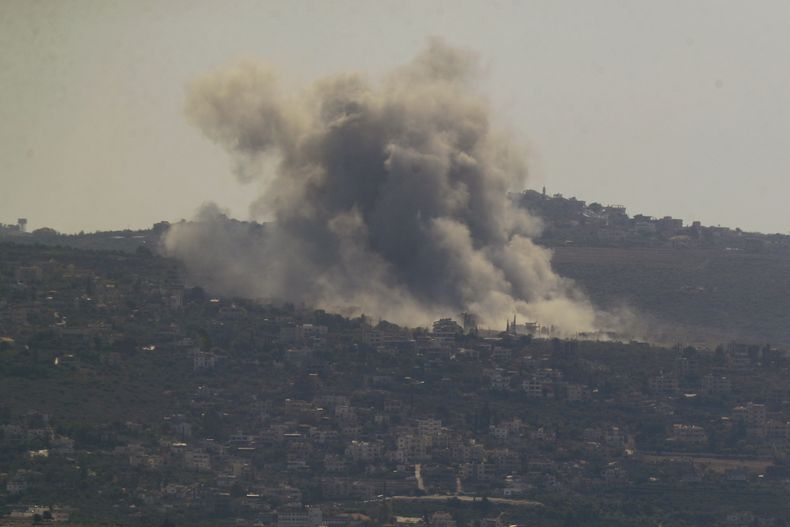 Una columna de humo señala el lugar donde se produjo un ataque aéreo israelí en la localidad de Mansouri, visto desde la ciudad de Tyre, en el sur de Líbano, el 24 de octubre de 2024. (AP Foto/Mohammed Zaatari)