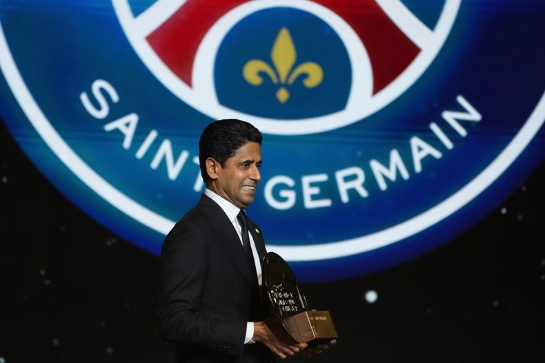 Nassim Al-Khelaïfi, presidente del Paris Saint-Germain recibe el trofeo al Club del Año Masculino durante la entrega del Balón de Oro en París el lunes 22 de septiembre del 2025. (AP Foto/Thibault Camus)