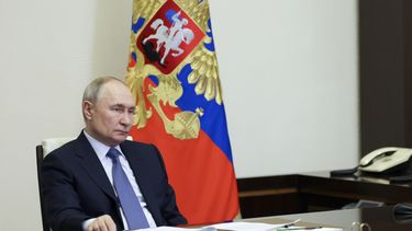 El presidente ruso Vladímir Putin habla con el gobernador de Sebastopol, Mikhail Razvozhayev, en su reunión por teleconferencia en la residencia estatal de Novo-Ogaryovo, en las afueras de Moscú, Rusia, el viernes 14 de febrero de 2025. (Gavriil Grigorov, Sputnik, Kremlin Pool Foto vía AP)