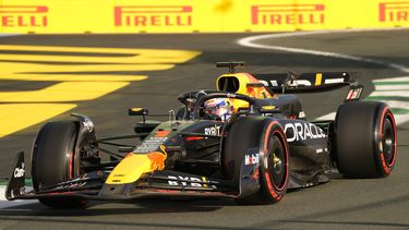 El piloto holandés de Red Bull Max Verstappen maniobra su auto en la primera sesión de práctica del Gran Premio de Arabia Saudí de la Fórmula Uno el jueves 7 de marzo del 2024. (AP Foto/Darko Bandic)