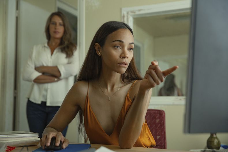 En esta imagen proporcionada por Netflix, Karla Sofía Gascón, izquierda, y Zoe Saldaña en una escena de Emilia Pérez. (Netflix vía AP)
