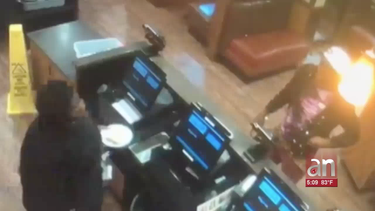 la policia de miami en la busqueda de hombre que vandalizo 6 autos en un shopping center