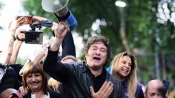 El presidente Javier Milei sostiene un megáfono mientras dirige un mitin de campaña antes de las elecciones legislativas nacionales en Tres de Febrero, provincia de Buenos Aires, Argentina, el viernes 17 de octubre de 2025. (AP Foto/Rodrigo Abd)