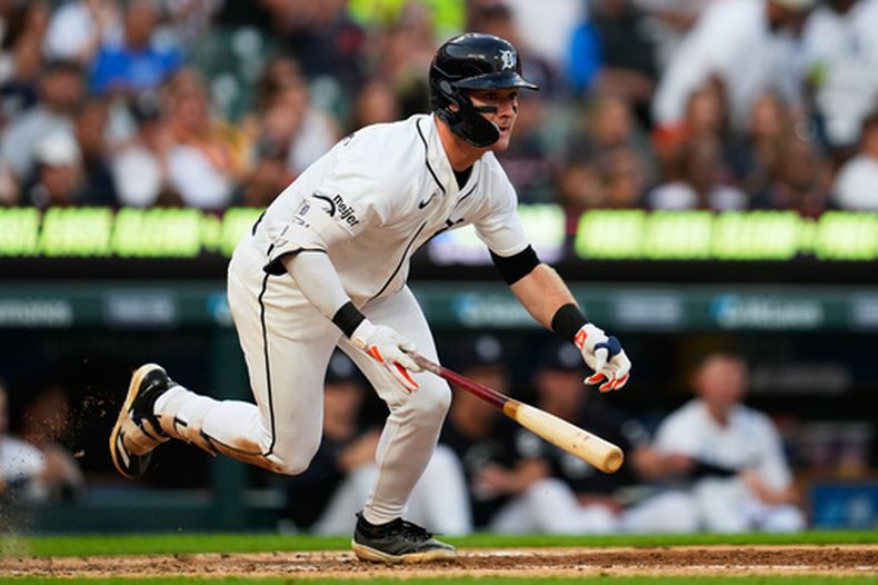 Kevin McGonigle, de los Tigres de Detroit, batea un doble de dos carreras ante los Guardianes de Cleveland, el martes 11 de agosto de 2026 (AP Foto/Paul Sancya)