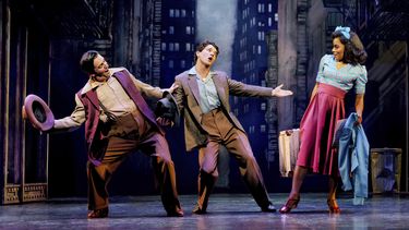 En esta imagen proporcionada por Polk & Co. Clyde Alves, de izquierda a derecha, Colton Ryan, y Anna Uzele durante una función de New York, New York. (Paul Kolnik/Polk & Co. vía AP)