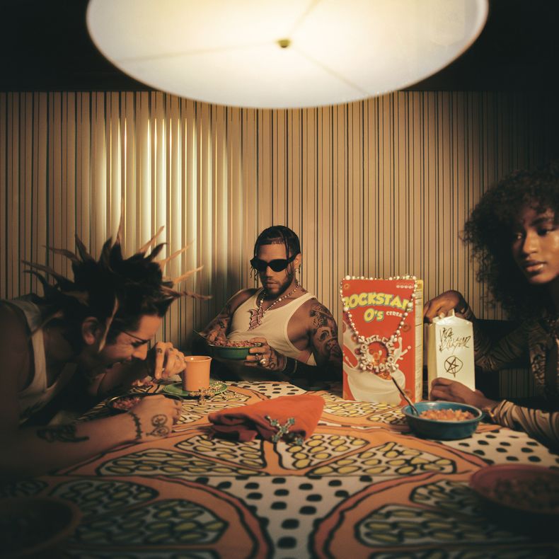 En esta imagen proporcionada por Universal Music Latino Le Clique: Vida Rockstar (X) de Jhayco. (Universal Music Latino vía AP)