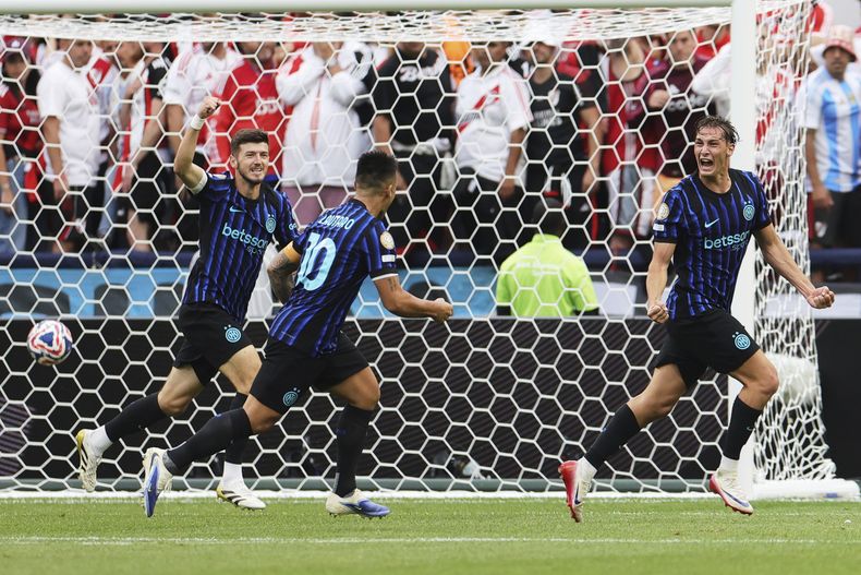 Francesco Pio Esposito (derecha) celebra tras anotar el primer gol del Inter de Milán en la victoria 2-0 ante River Plate en el Mundial de Clubes, el miércoles 25 de junio de 2025, en Seattle. (AP Photo/Ryan Sun)