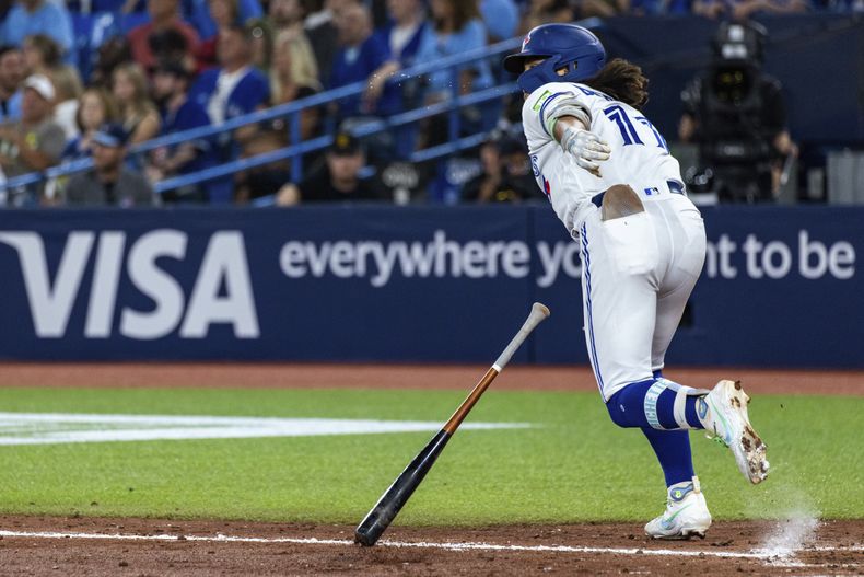 Bo Bichette, de los Azulejos de Toronto, conecta un jonrón solitario en el juego del sábado 15 de julio de 2023, ante los Diamondbacks de Arizona (Mathew Tsang/The Canadian Press via AP)