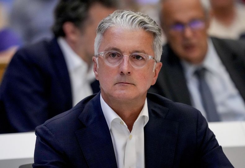Rupert Stadler, exdirector general de la automotriz alemana Audi, espera el fallo de un juicio en una corte en Munich, Alemania, el 27 de junio de 2023. (AP Foto/Matthias Schrader, Pool)