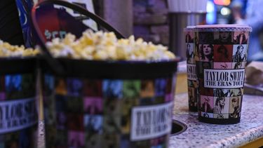 ARCHIVO - Una cubeta de palomitas y un vaso para la película Taylor Swift: The Eras Tour se venden en Regal Cinemas, el 13 de octubre de 2023, en Lynchburg, Virginia. (Paige Dingler/The News & Advance via AP, archivo)