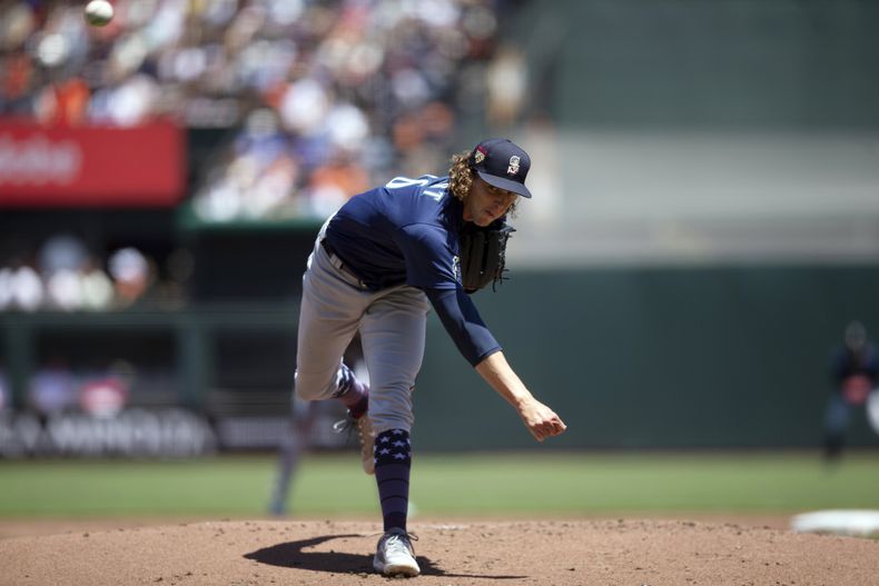 El abridor de los Marineros de Seattle Logan Gilbert observa su lanzamiento en la primera entrada del juego ante los Gigantes de San Francisco el martes 4 de julio del 2023. (AP Foto/D. Ross Cameron)