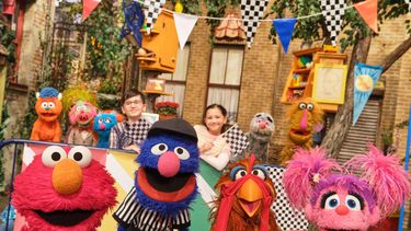 Esta imagen, publicada por Sesame Workshop, muestra a los personajes de los Muppets Elmo (izquierda), Grover (segundo por la izquierda) y Abby (derecha), del episodio de Sesame Street titulado Elmo Runs the Race. (Zach Hyman/Sesame Workshop via AP)