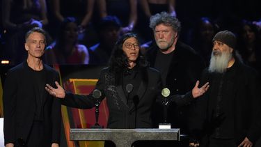 Matt Cameron, de izquierda a derecha, Hiro Yamamoto, Ben Shepherd, y Kim Thayil de Soundgarden hablan durante la ceremonia de incorporación al Salón de la Fama del Rock and Roll de 2025 el sábado 8 de noviembre de 2025 en L.A. Live en Los Ángeles. (Foto AP/Chris Pizzello)