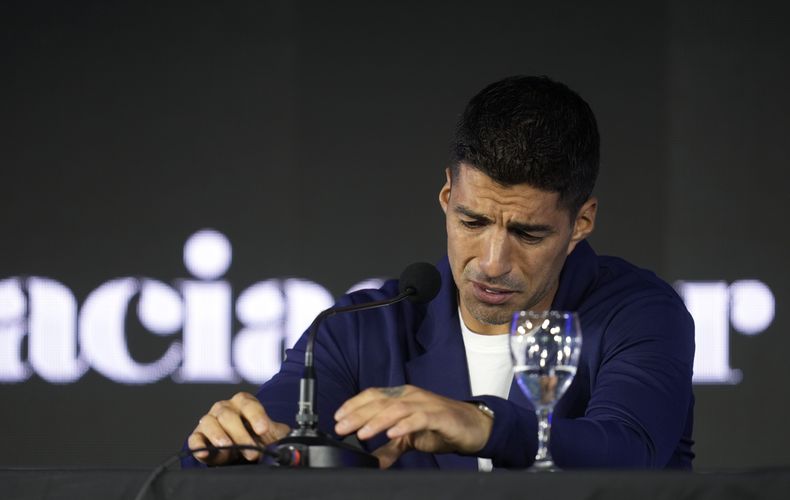 El uruguayo Luis Suárez anuncia su retiro de la selección nacional de su país en una conferencia de prensa en Montevideo, Uruguay, el lunes 2 de septiembre de 2024. (AP Foto/Matilde Campodonico)