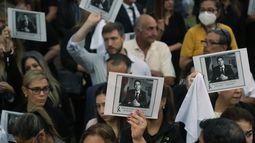 ARCHIVO - Personas portan imágenes del fallecido fiscal antidrogas Marcelo Pecci durante una protesta para reclamar justicia después de su asesinato en Asunción, Paraguay, el 13 de mayo de 2022. Un juez en Colombia condenó el 15 de enero de 2024 a Margareth Chacón Zuñiga por su papel en la planificación del asesinato en mayo de 2022 del fiscal antimafia paraguayo Marcelo Pecci en el Caribe colombiano. (Foto AP/Jorge Sáenz, Archivo)