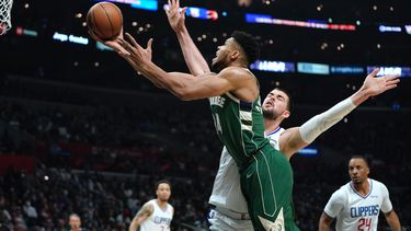 Giannis anota 28 puntos y Bucks vencen a Clippers