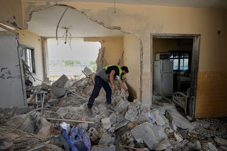 Un rescatista busca entre los escombros de una casa destruida en un ataque aéreo israelí un día antes en Charnay, en el sur de Líbano, el 27 de mayo de 2026. (AP Foto/Mohammed Zaatari)