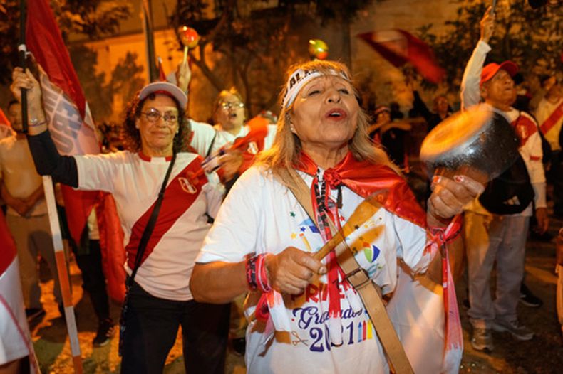 Una mujer golpea una olla durante una protesta para exigir la anulación de los resultados de la primera vuelta de las elecciones presidenciales mientras el recuento final de votos aún está pendiente, frente al Jurado Nacional Electoral en Lima, Perú, el miércoles 13 de mayo de 2026. (Foto AP/Martín Mejía)