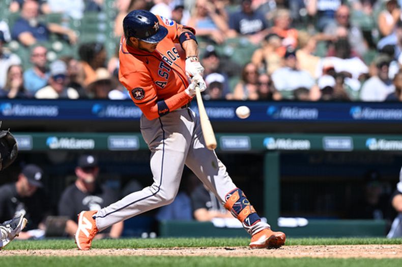 Jeremy Peña, de los Astros de Houston, conecta un sencillo productor de una carrera (RBI single) contra los Tigres de Detroit en la octava entrada de un partido de béisbol, el sábado 27 de junio de 2026, en Detroit. (Foto AP/Lon Horwedel)