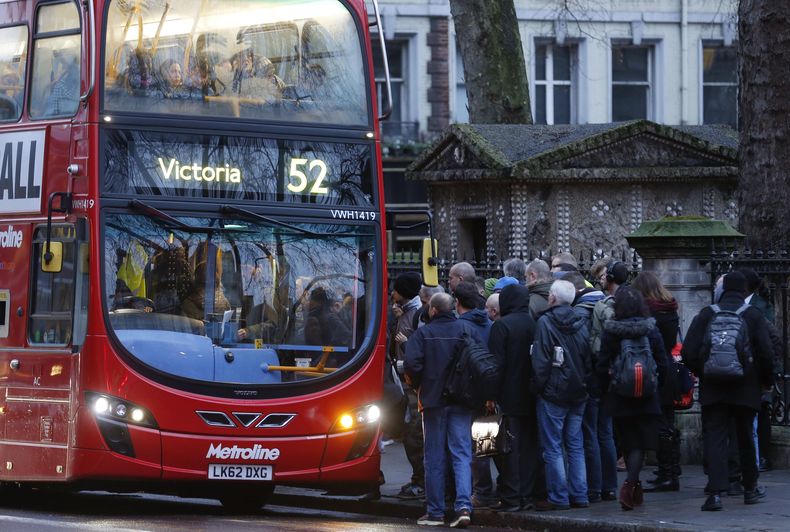 Residentes de Londres tratan de abordar un autob&uacute;s ante el cierre del Metro a causa de una huelga de 48 horas declarada por los trabajadores de ese sistema de transporte el mi&eacute;rcoles 5 de febrero de 2014. (Foto de AP/Sang Tan)