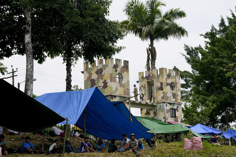 Seguidores del expresidente boliviano Evo Morales realizan una vigilia frente a un cuartel militar en Shinahota, región del Chapare, Bolivia, el domingo 3 de noviembre de 2024, en medio de un conflicto político con el gobierno del presidente Luis Arce. El gobierno confirmó el lunes 4 de noviemrbe de 2024 que uno de los tres regimientos militares “tomados” en el centro del país por simpatizantes del exmandatario permanece bajo su control. (Foto AP/Juan Karita)