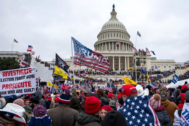 ARCHIVO – Alborotadores leales al presidente Donald Trump en el Capitolio, en Washington, el 6 de enero de 2021. (AP Foto/Jose Luis Magana, Archivo)