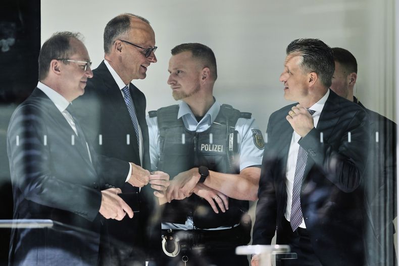 El líder de los Demócrata Cristianos Friedrich Merz (centro), Alexander Dobrindt de la Unión Social Cristiana (izq) y el líder de facción de los Demócrata Cristianos Thorsten Frei (der) luego que Merz no logró ser elegido canciller de Alemania en una primera votación en el parlamento en Berlín el 6 de mayo del 2025. (AP foto/Markus Schreiber)