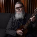 ARCHIVO - El productor y cantautor Gustavo Santaolalla, galardonado con el Premio del Consejo Directivo de La Academia Latina de la Grabación, posa para un retrato en su estudio el jueves 17 de agosto de 2023 en Los Ángeles. Santaolalla lanzó una edición remasterizada por el 25 aniversario de su álbum Ronroco. (Foto AP/Chris Pizzello, archivo)