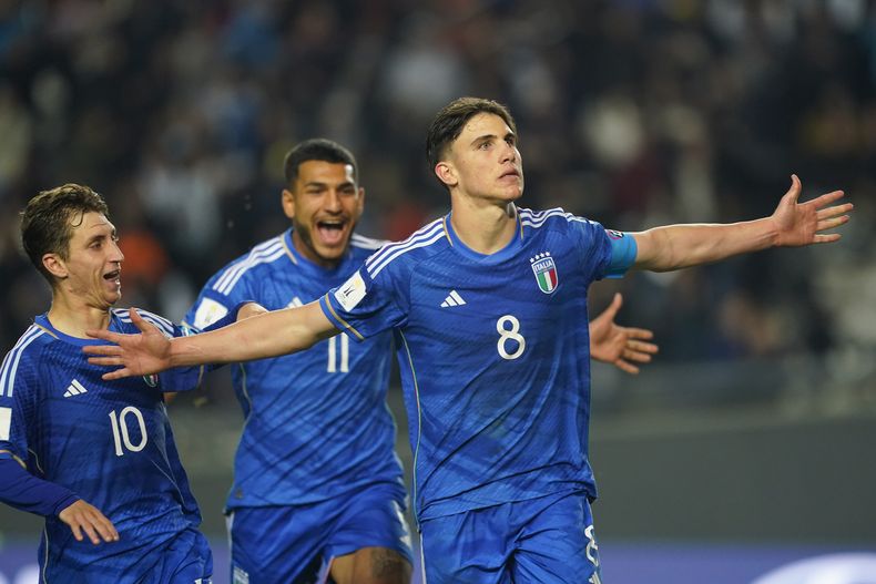 Cesare Casadei de Italia celebra con sus compañeros tras anotar un penal en la ronda de octavos del Mundial Sub20 ante Inglaterra el miércoles 31 de mayo del 2023. (AP Foto/Ivan Fernandez)
