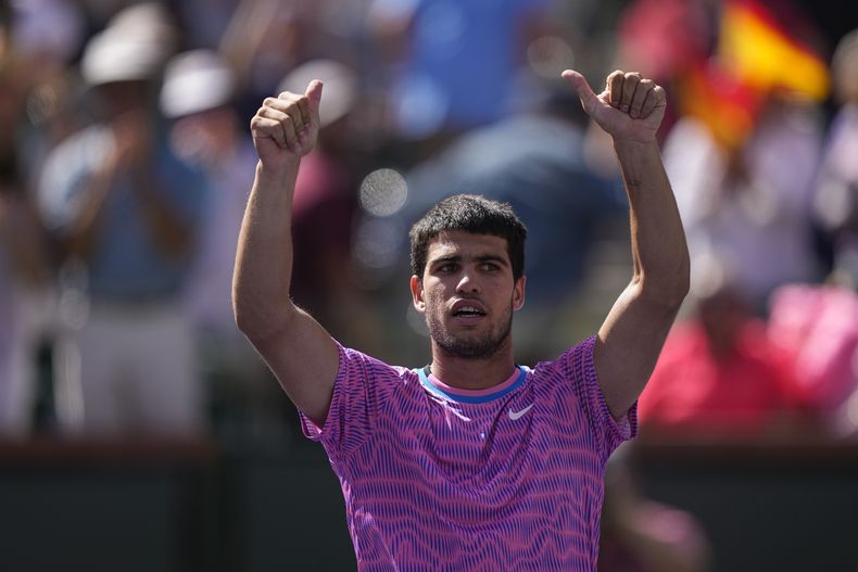 El español Carlos Alcaraz celebra al vencer al húngaro Fabian Morazsan para avanzar a cuartos de final de Indian Wells el martes 12 de marzo del 2024. (AP Foto/Mark J. Terrill)