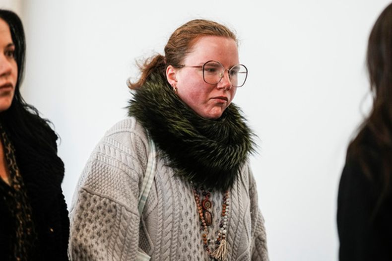 Victoria Heuermann camina hacia la sala del tribunal mientras se espera que su padre, Rex Heuermann, acusado en los infames asesinatos en serie de Gilgo Beach en Long Island, se declare culpable el miércoles 8 de abril de 2026 en el tribunal del condado Suffolk en Riverhead, Nueva York. (AP Foto/Eduardo Muñoz Álvarez)