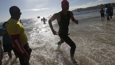 americateve | Nadadores participa en una competencia en la playa de Copacabana el s&aacute;bado, 14 de diciembre de 2014, en R&iacute;o de Janeiro. (AP Photo/Silvia Izquierdo)