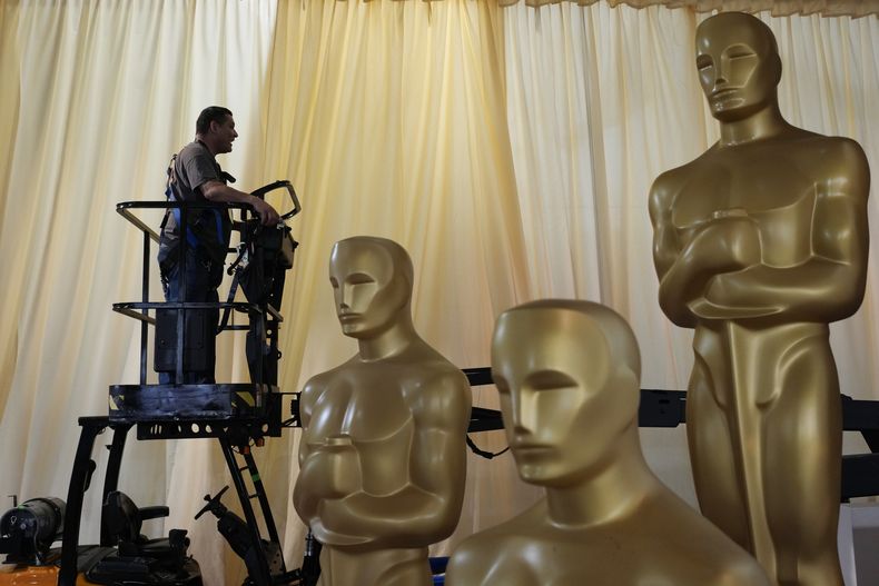 Trabajadores preparan el área de la alfombra roja antes de la 97ª edición de los Premios de la Academia del domingo en Los Ángeles, el viernes 28 de febrero de 2025. (Foto AP/John Locher)