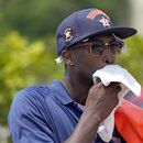 Donnay Wright, quien trabaja en un estacionamiento, se limpia el sudor del rostro mientras trabaja afuera del Minute Maid Park antes de un partido de béisbol entre los Rojos de Cincinnati y los Astros de Houston el sábado 17 de junio de 2023, en Houston. (AP Foto/David J. Phillip)