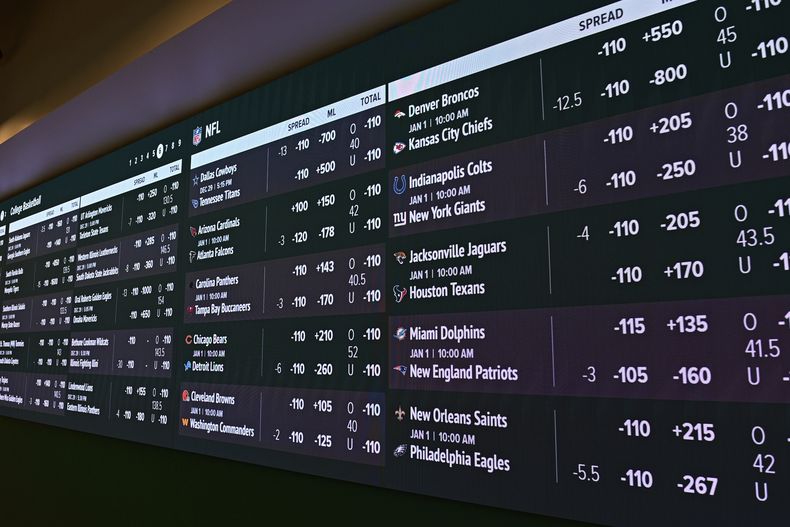 ARCHIVO - Las pantallas del Caesars Sportbook muestran líneas y pronósticos el jueves 29 de diciembre de 2022, en Cleveland (AP Foto/David Dermer, archivo)