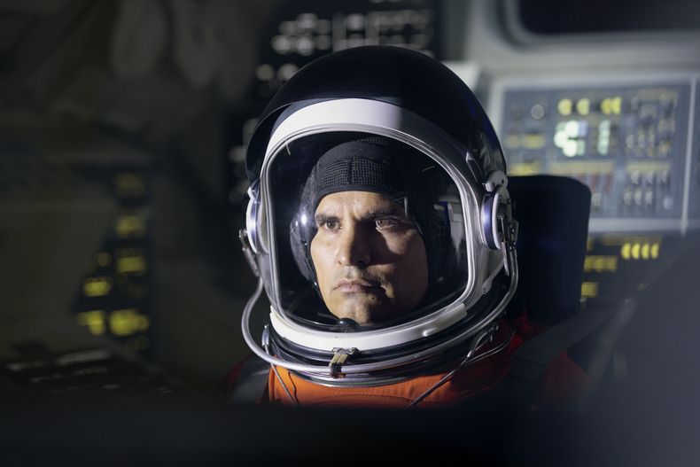 En esta imagen proporcionada por Prime, Michael Peña en una escena de A Million Miles Away. (Prime vía AP)