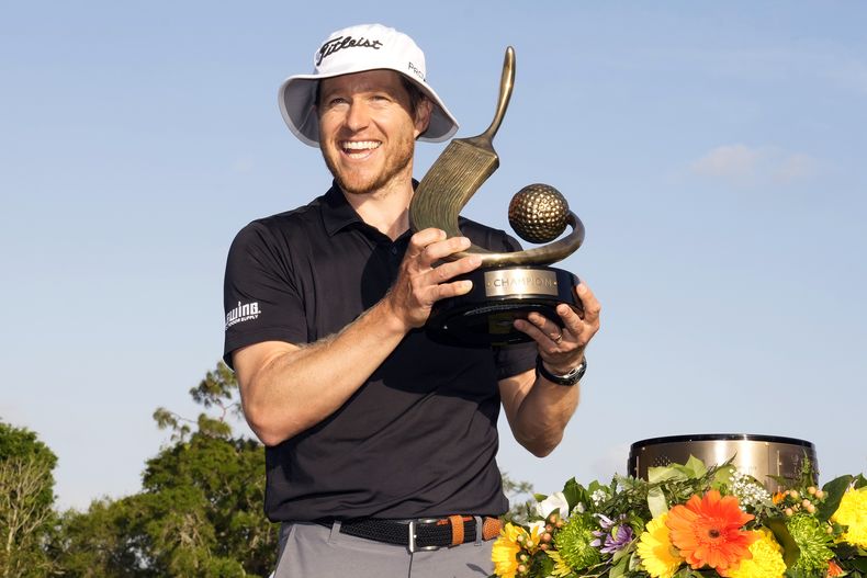 Peter Malnati sostiene el trofeo luego de ganar el campeonato de golf Valspar, el domingo 24 de marzo de 2024, en Innisbrook en Palm Harbor, Florida. (AP Foto/Chris OMeara)