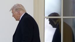El presidente Donald Trump sale de la Oficina Oval para abordar el Marine One, en del Jardín Sur de la Casa Blanca, el viernes 14 de febrero de 2025, en Washington. (AP Foto/Alex Brandon)