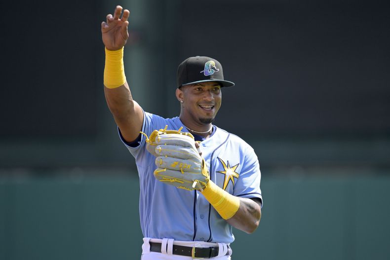 ARCHIVO - El dominicano Wander Franco, de los Rays de Tampa Bay, calienta antes de un juego de pretemporada, el martes 28 de febrero de 2023, en Kissimmee, Florida (AP Foto/Phelan M. Ebenhack, archivo)