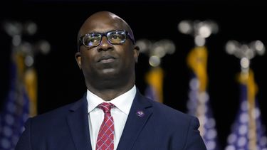 El legislador Jamaal Bowman, demócrata por Nueva York, escucha a sus compañeros oradores antes de que el presidente Joe Biden hable durante un evento en SUNY Westchester Community College, el 10 de mayo de 2023, en Valhalla, Nueva York. (Foto AP/John Minchillo, Archivo)