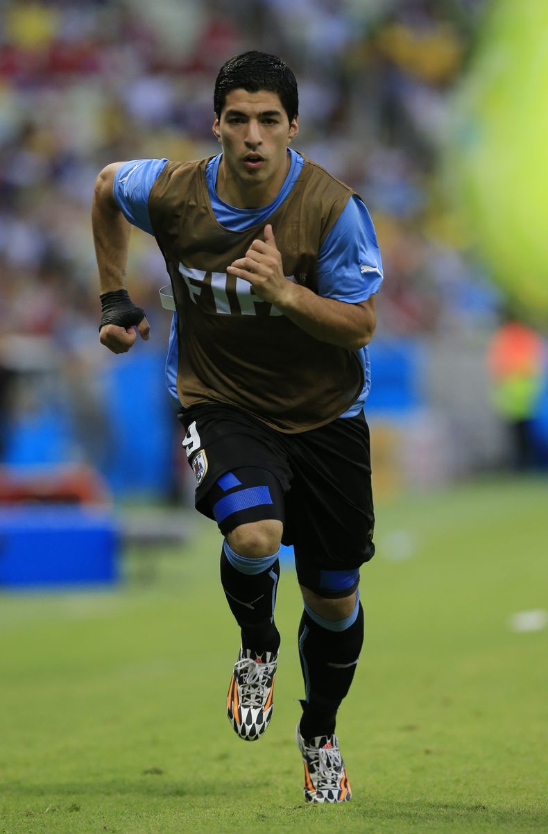 El uruguayo Luis Su&aacute;rez calienta durante un entrenamiento con la selecci&oacute;n de su pa&iacute;s en Fortaleza, Brasil, el s&aacute;bado 14 de juniio de 2014 (AP Foto/Bernat Armangue)
