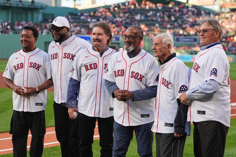 De izquierda a derecha, los dominicanos Pedro Martinez y David Ortiz, así como Wade Boggs, Jim Rice, Carl Yastrzemski y Carlton Fisk, reciben un homenaje de los Medias Rojas de Boston el viernes 8 de mayo de 2026, antes del juego ante los Rays de Tampa Bay (AP Foto/Charles Krupa)