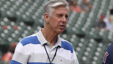 Filis extienden contrato del presidente Dombrowski