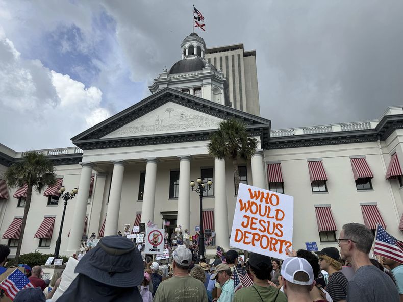 Un grupo de personas se reúne en el terreno del antiguo Capitolio de Florida en Tallahassee, Florida, en la protesta No Kings (“Sin reyes”), el sábado 14 de junio de 2025. (AP Foto/Kate Payne)